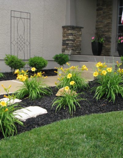 landscaping-with-black-mulch